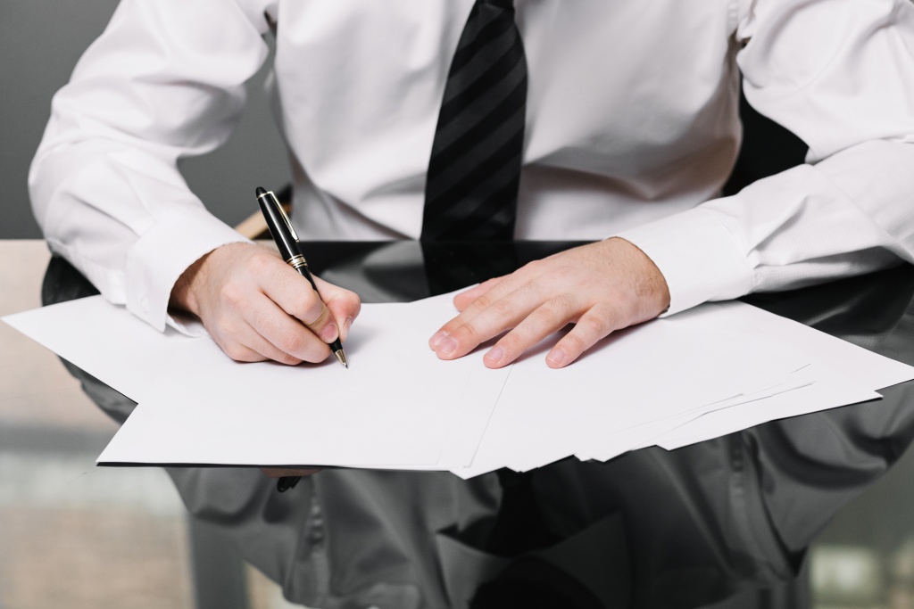 employee-writing-office.jpg галстук