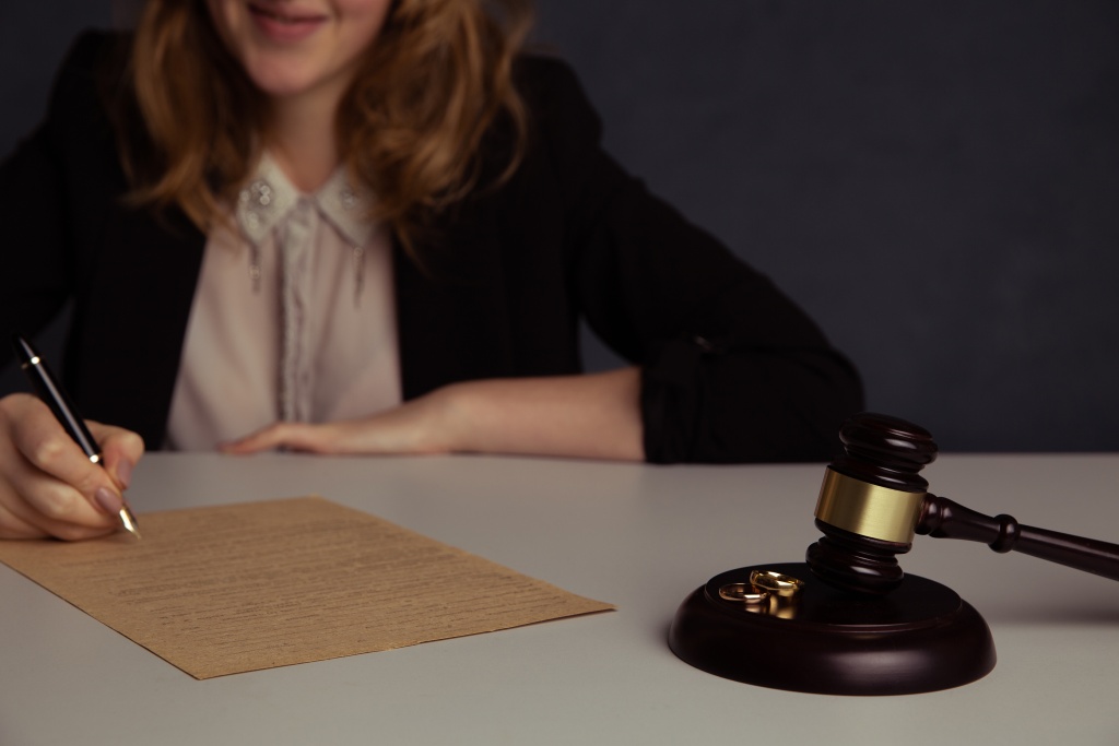 divorce-dissolution-canceling-marriage-legal-separation-documents.jpg улыбка