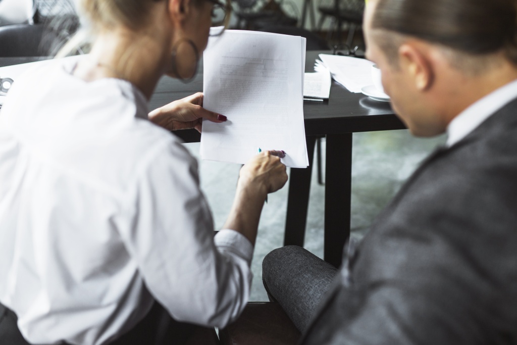 rear-view-two-businesspeople-examining-document-caf.jpg документы