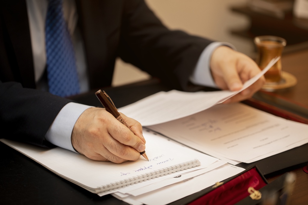 businessman-signing-important-contract-papers.jpg ручка