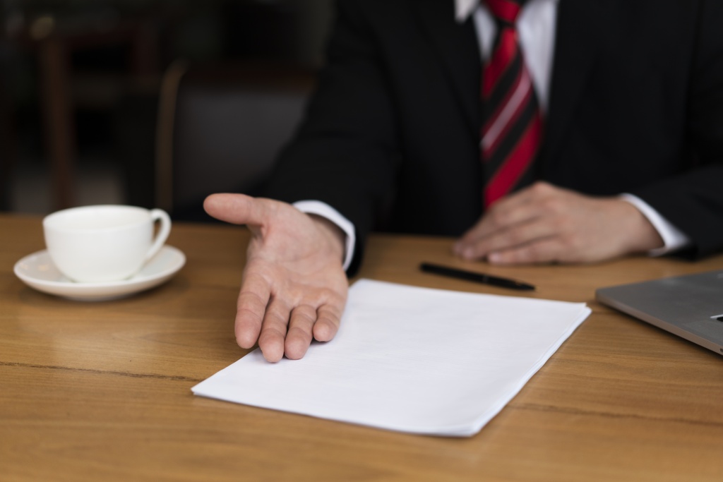 businessman-ready-sign-contract.jpg чашка