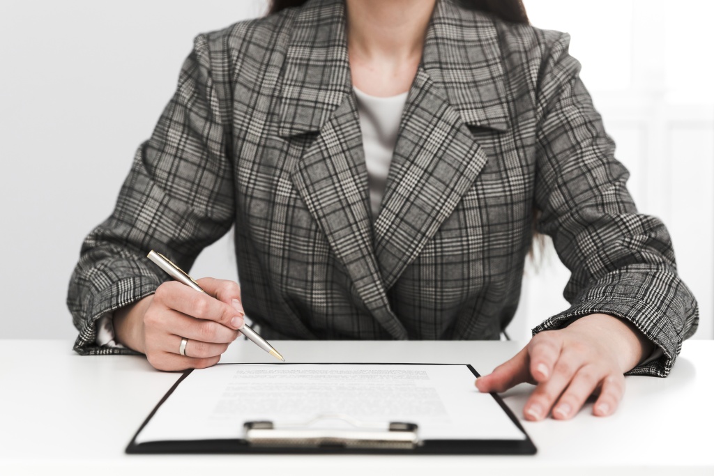 business-woman-working-office-desktop.jpg пиджак