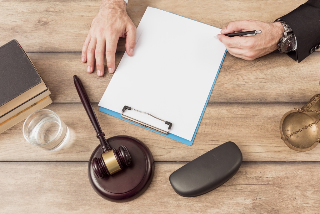 lawyer-filling-document.jpg стакан